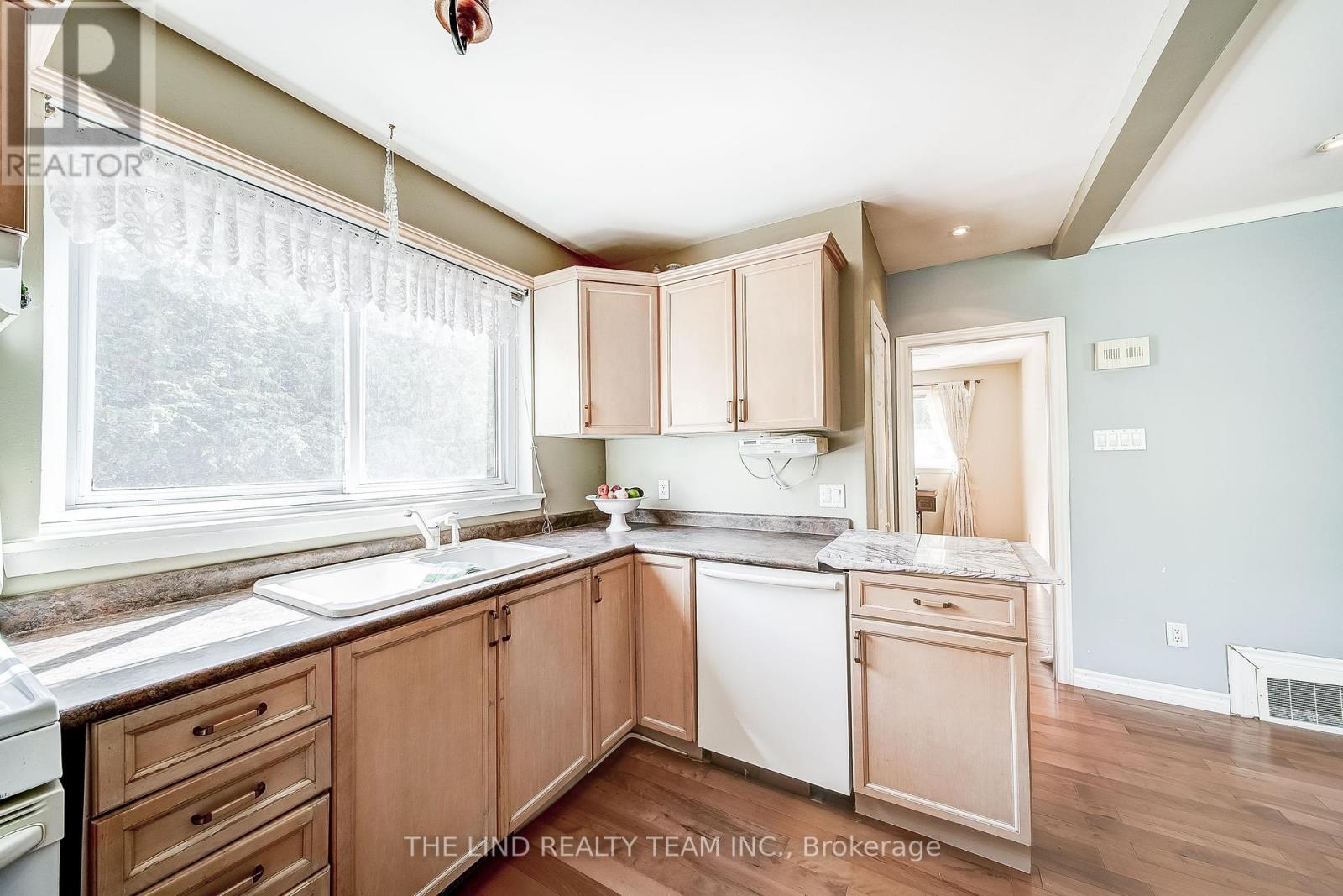 20 Haida Drive, Aurora, Ontario  L4G 3C7 - Photo 10 - N12436693