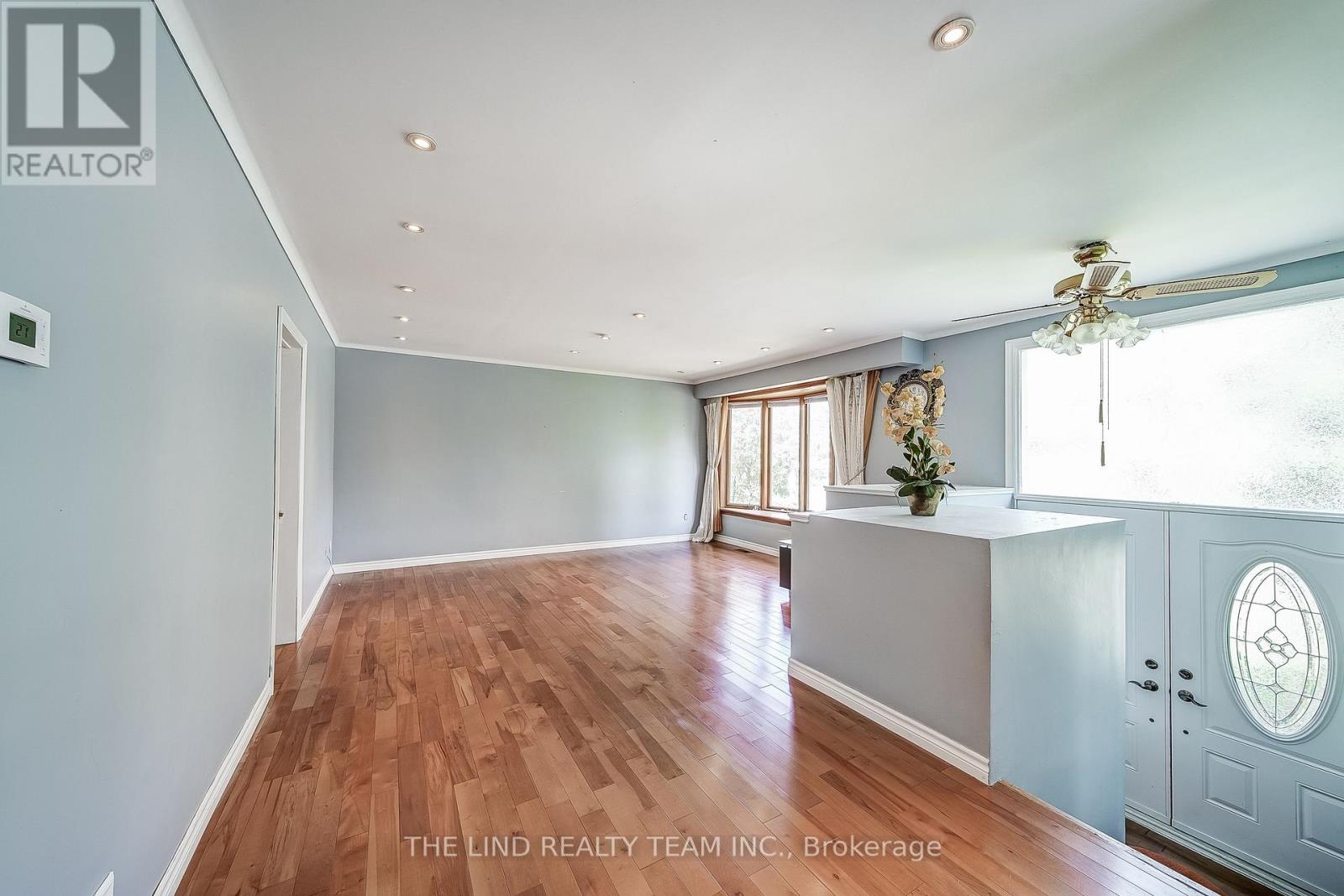 20 Haida Drive, Aurora, Ontario  L4G 3C7 - Photo 3 - N12436693