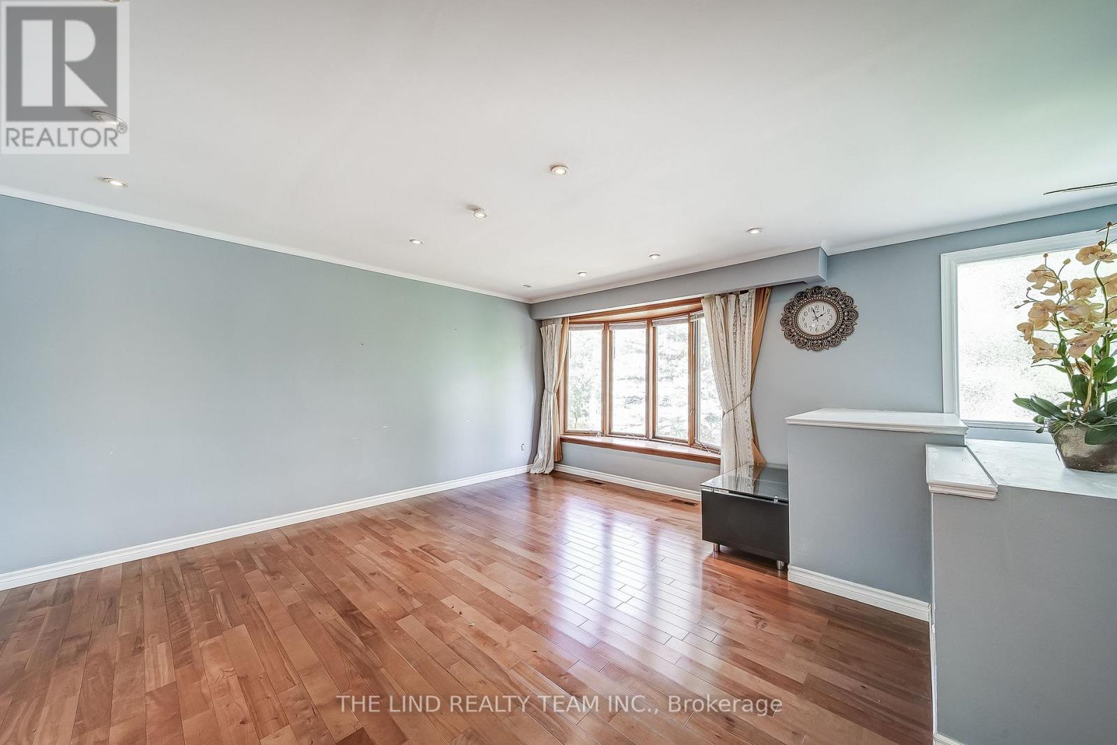 20 Haida Drive, Aurora, Ontario  L4G 3C7 - Photo 4 - N12436693