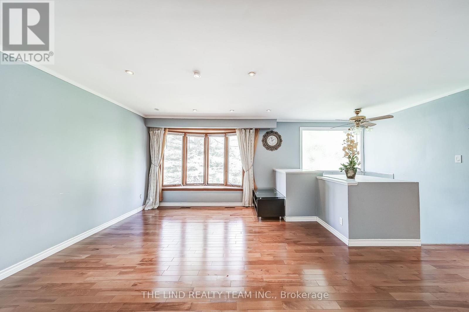 20 Haida Drive, Aurora, Ontario  L4G 3C7 - Photo 5 - N12436693