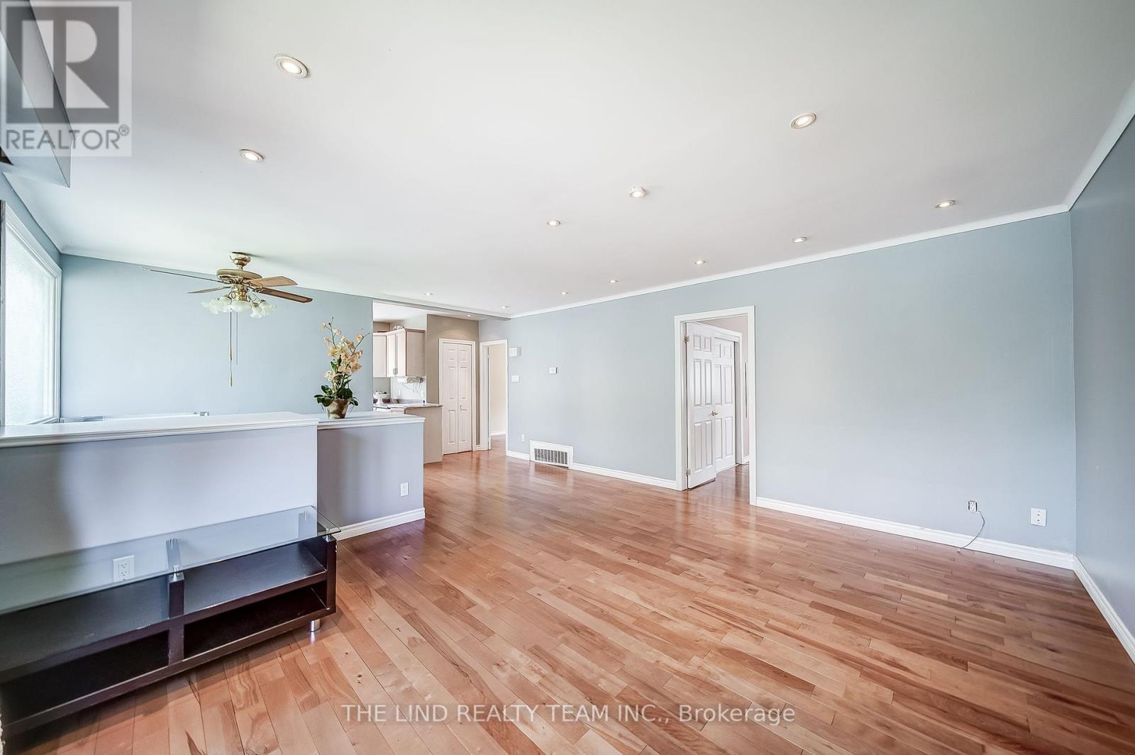 20 Haida Drive, Aurora, Ontario  L4G 3C7 - Photo 8 - N12436693