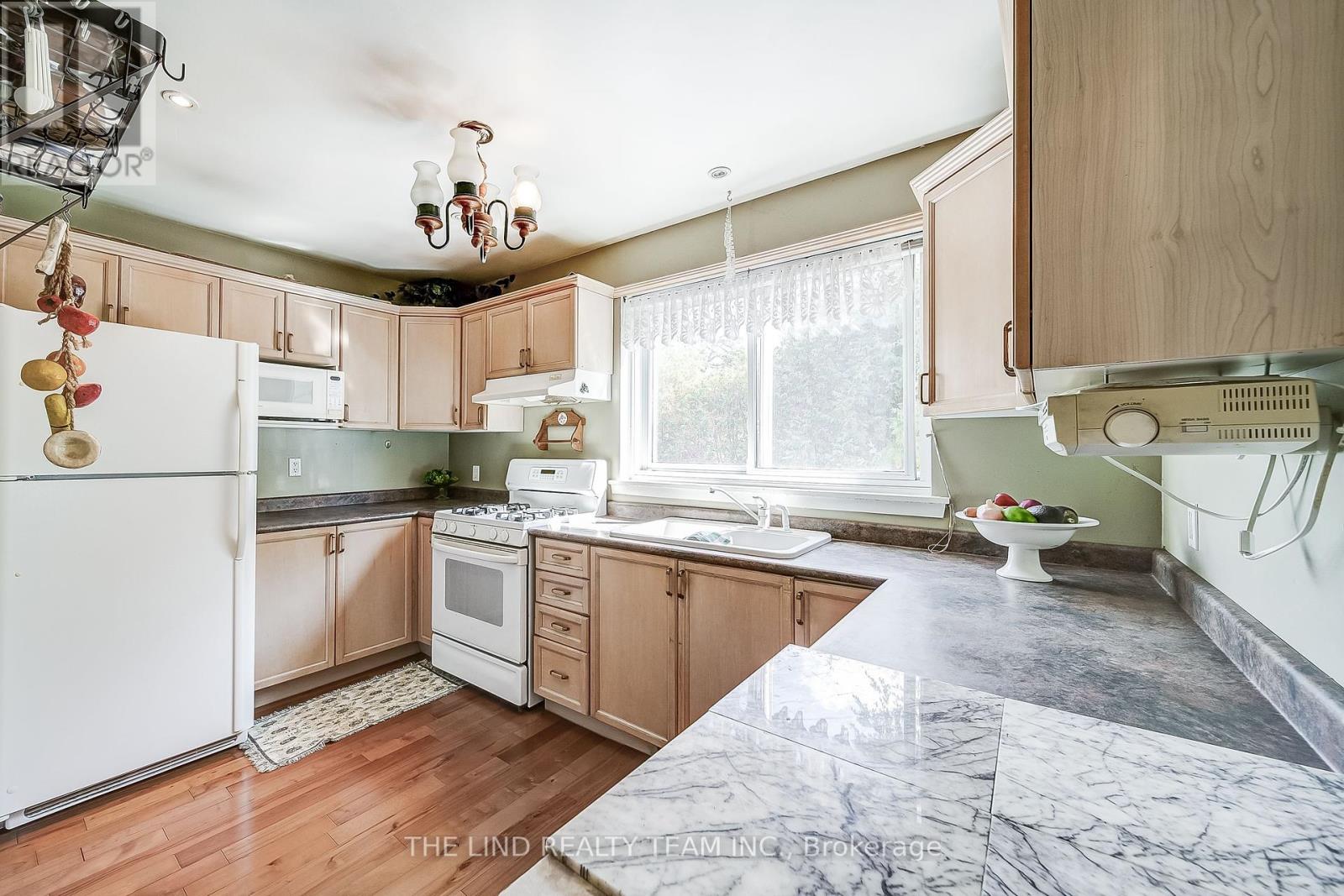 20 Haida Drive, Aurora, Ontario  L4G 3C7 - Photo 9 - N12436693