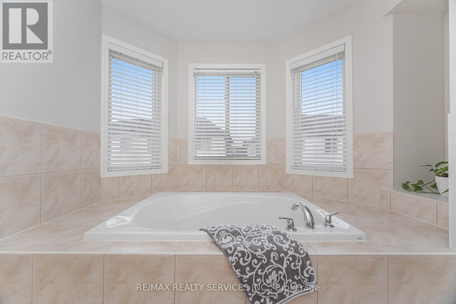 31 Georgian Road, Brampton, Ontario  L6X 0L8 - Photo 28 - W12436604