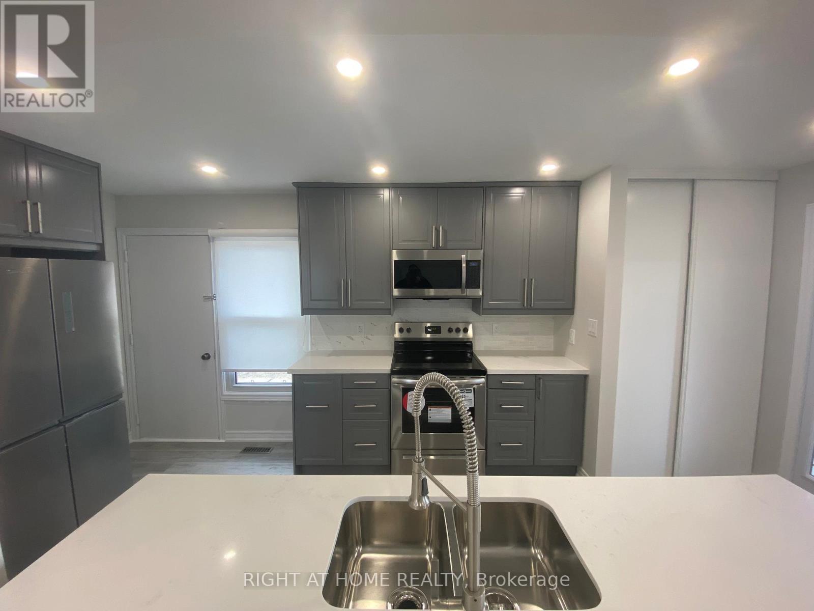 118 Avening Drive, Toronto, Ontario  M9V 4E6 - Photo 4 - W12436605