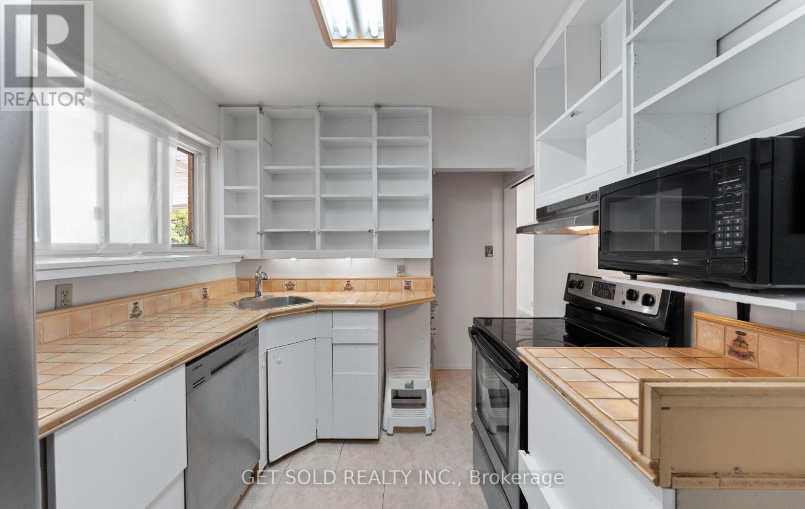 39 Pakenham Drive, Toronto, Ontario  M9W 4B2 - Photo 14 - W12436619