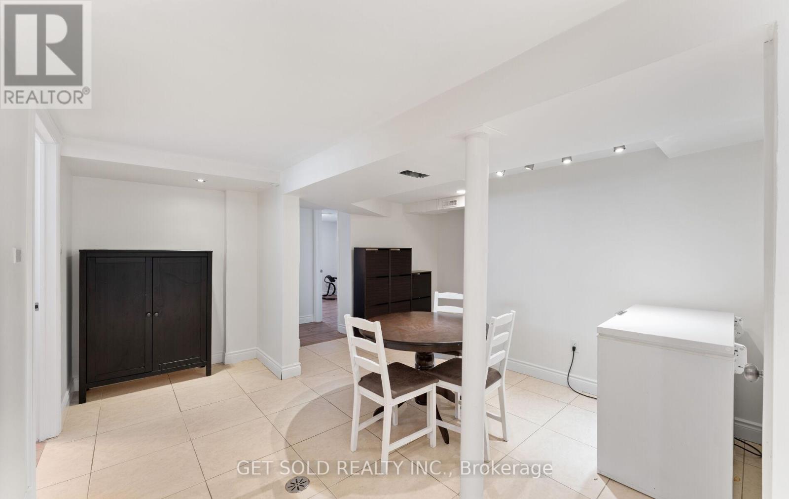 39 Pakenham Drive, Toronto, Ontario  M9W 4B2 - Photo 26 - W12436619