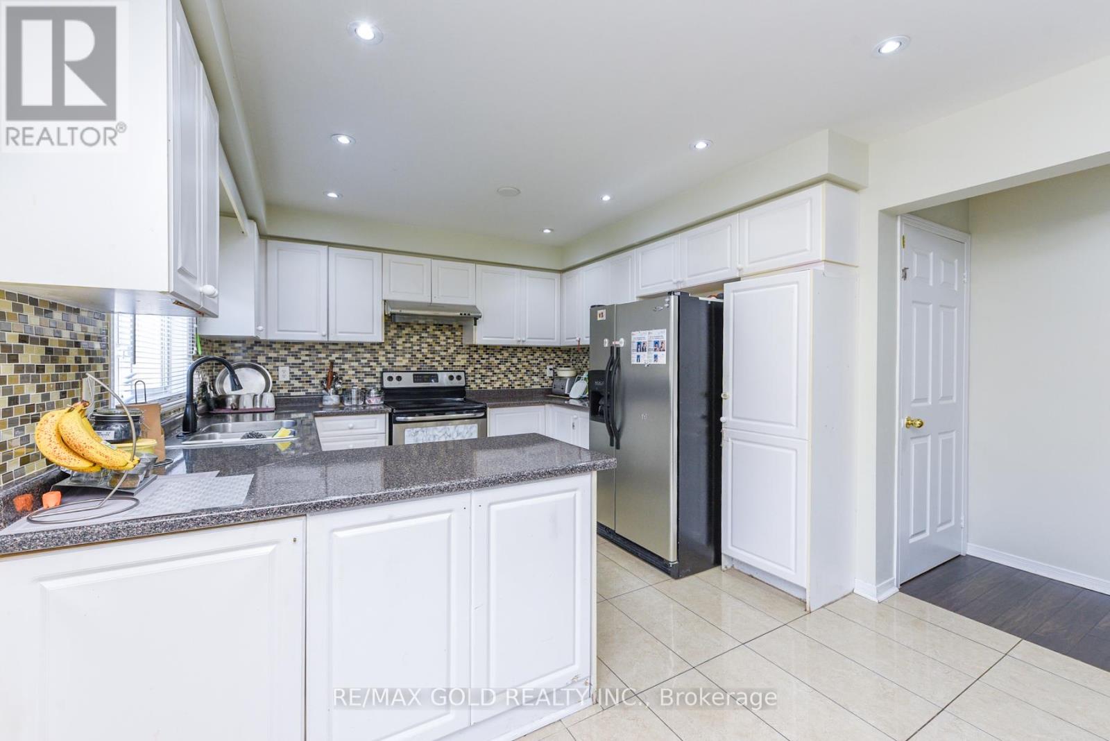 124 Starhill Crescent, Brampton, Ontario  L6R 2P8 - Photo 11 - W12436621