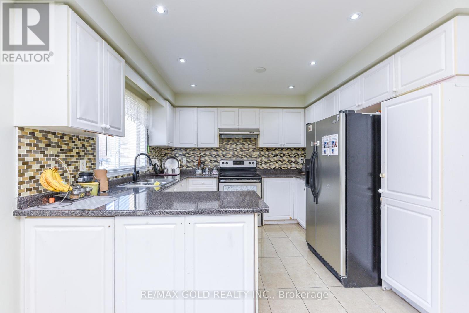 124 Starhill Crescent, Brampton, Ontario  L6R 2P8 - Photo 12 - W12436621