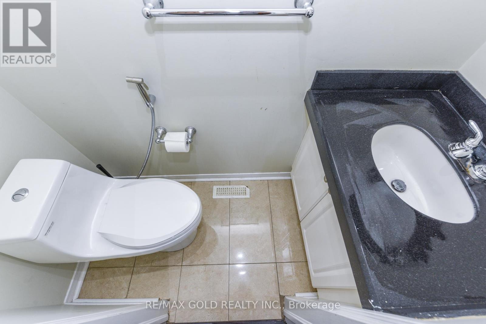 124 Starhill Crescent, Brampton, Ontario  L6R 2P8 - Photo 16 - W12436621