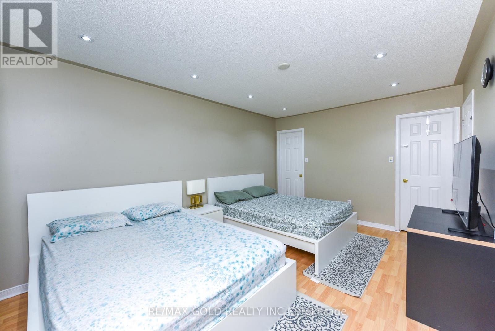 124 Starhill Crescent, Brampton, Ontario  L6R 2P8 - Photo 18 - W12436621