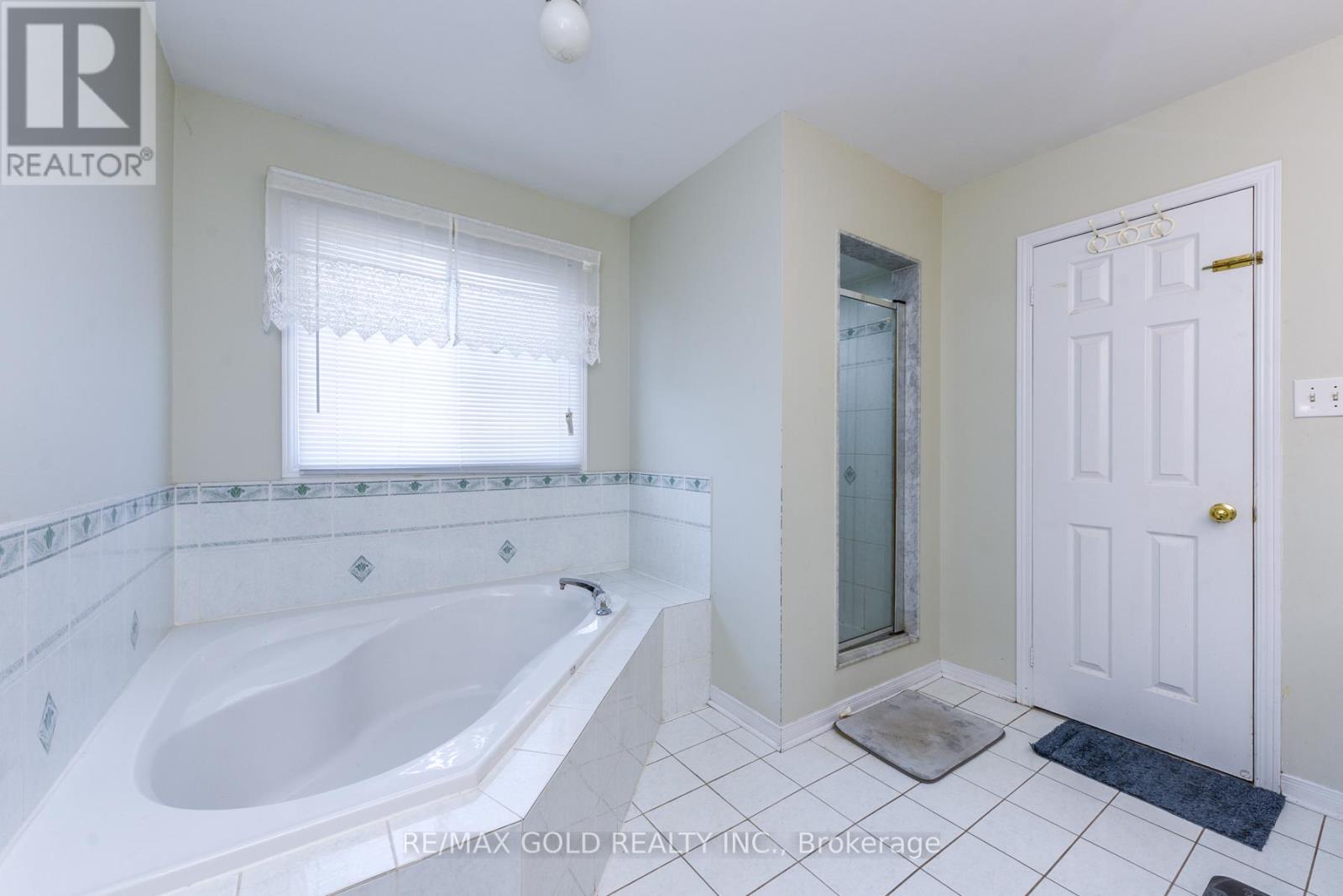 124 Starhill Crescent, Brampton, Ontario  L6R 2P8 - Photo 20 - W12436621