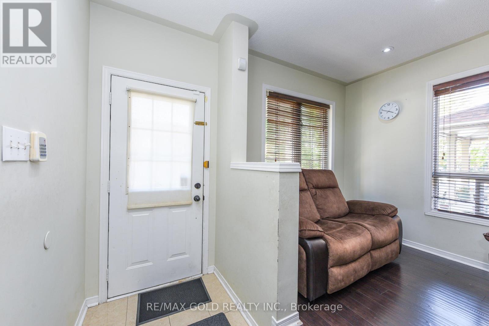 124 Starhill Crescent, Brampton, Ontario  L6R 2P8 - Photo 4 - W12436621