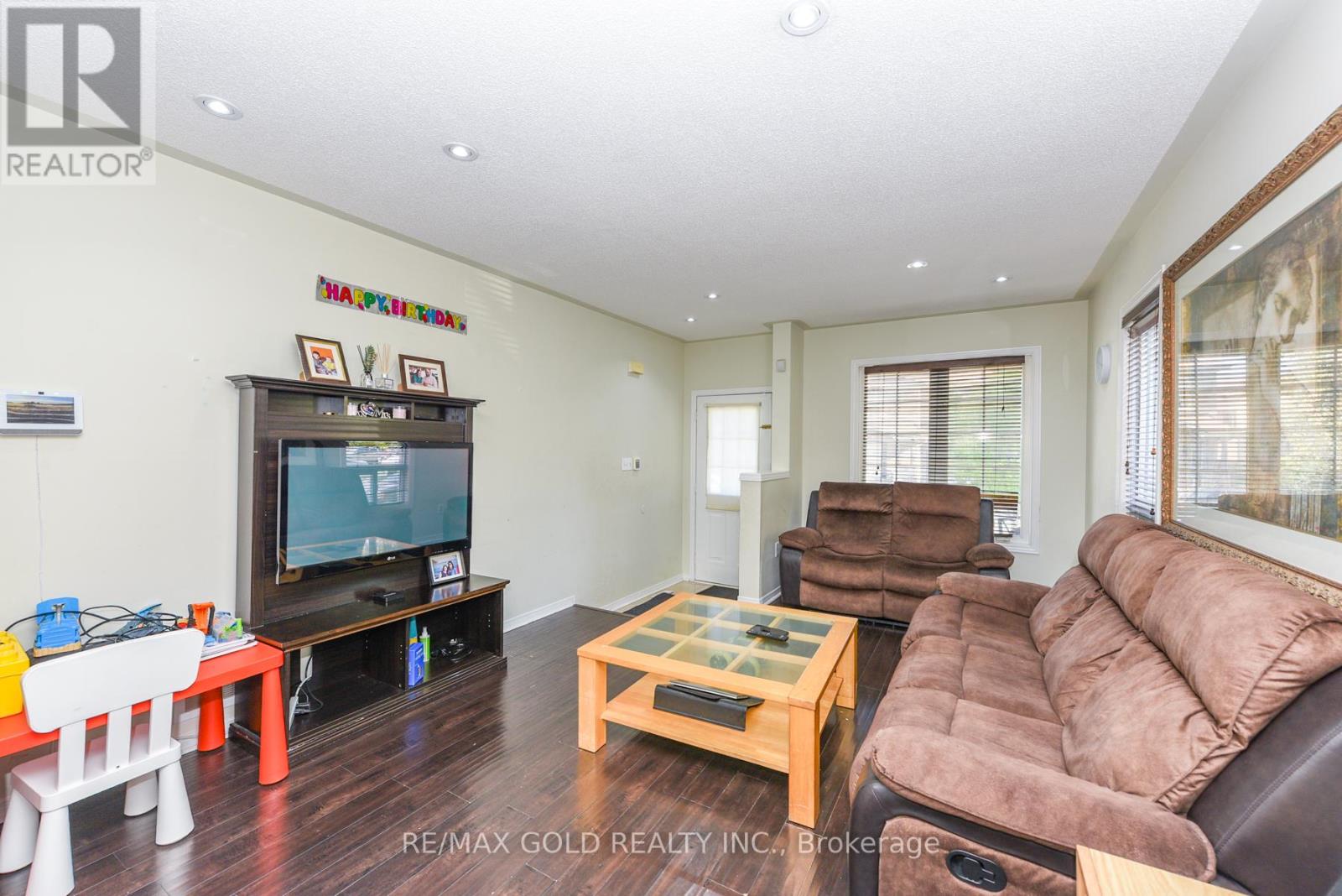 124 Starhill Crescent, Brampton, Ontario  L6R 2P8 - Photo 6 - W12436621