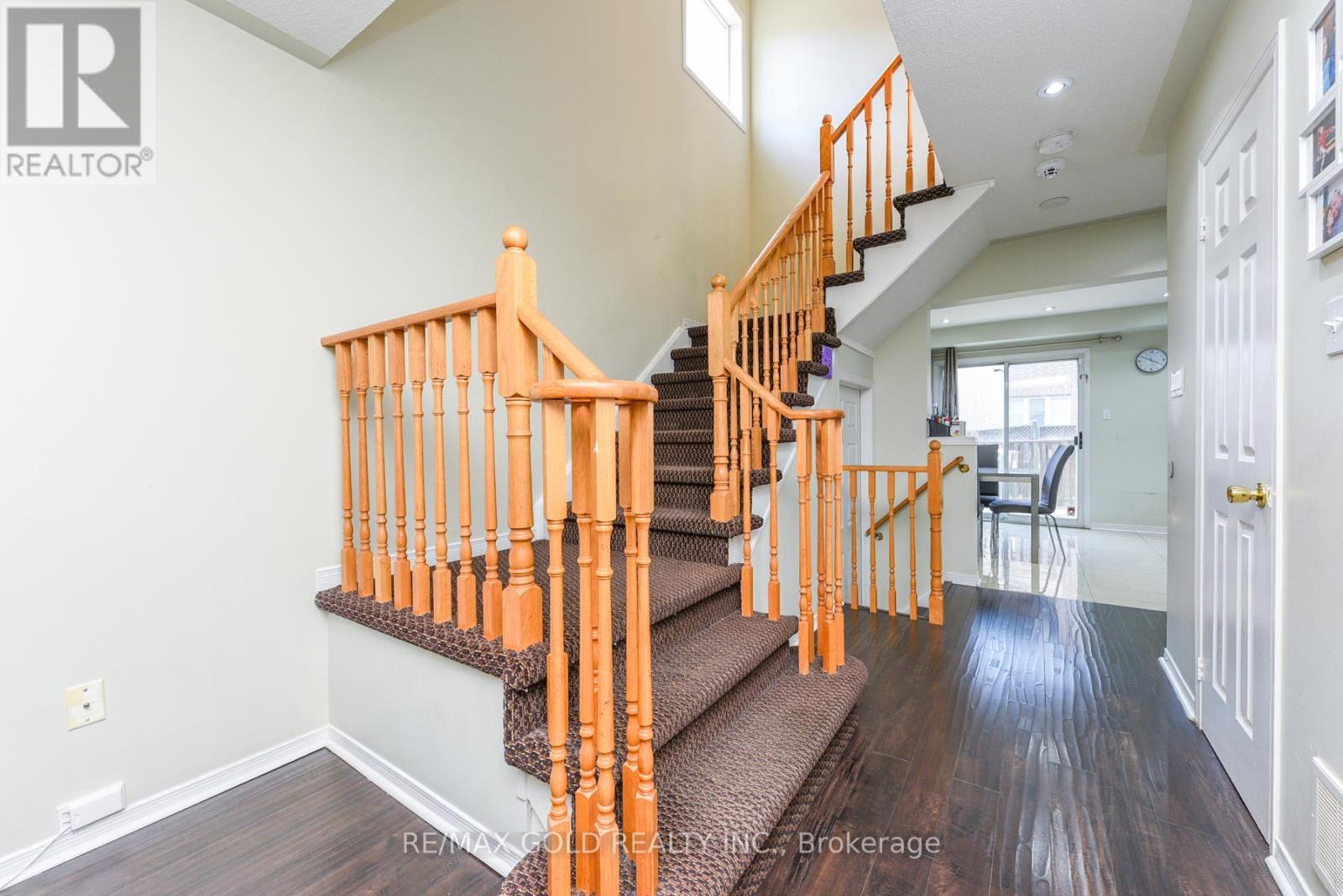 124 Starhill Crescent, Brampton, Ontario  L6R 2P8 - Photo 8 - W12436621