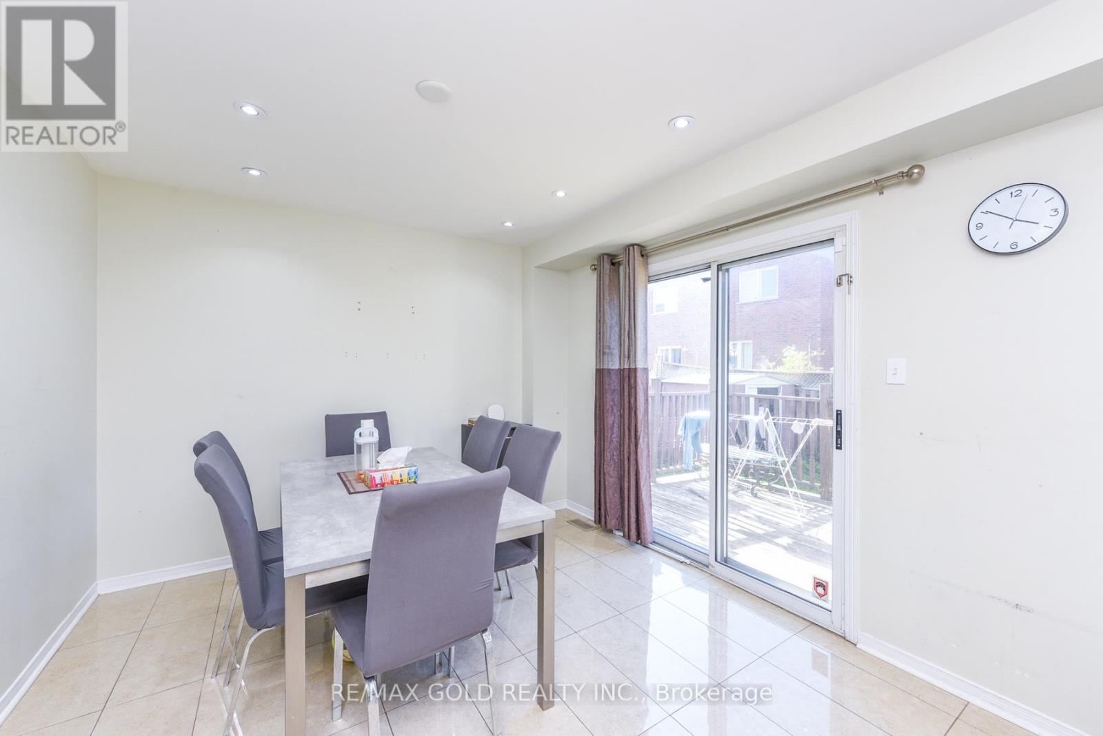 124 Starhill Crescent, Brampton, Ontario  L6R 2P8 - Photo 9 - W12436621