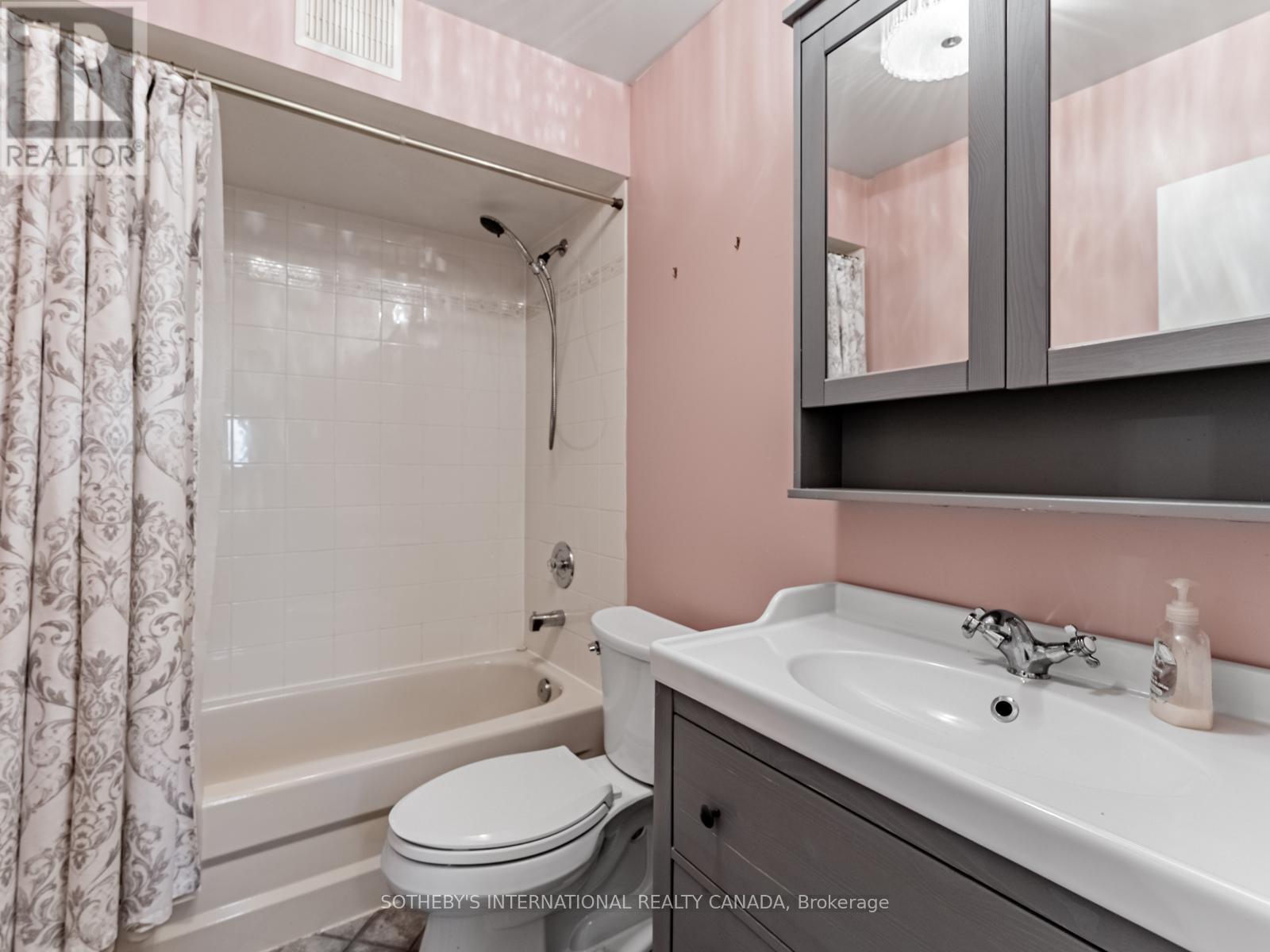 1218 Lakebreeze Drive, Mississauga, Ontario  L5G 3W6 - Photo 23 - W12436661