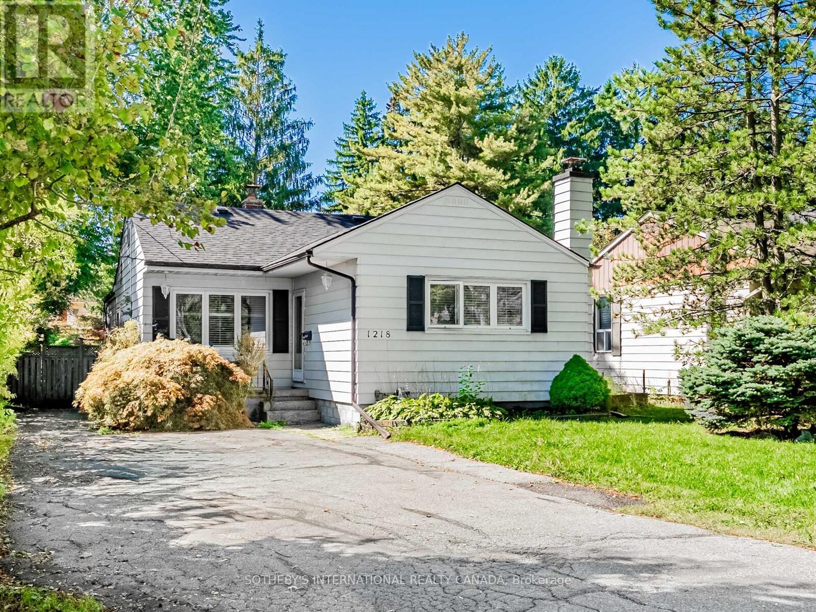 1218 Lakebreeze Drive, Mississauga, Ontario  L5G 3W6 - Photo 3 - W12436661