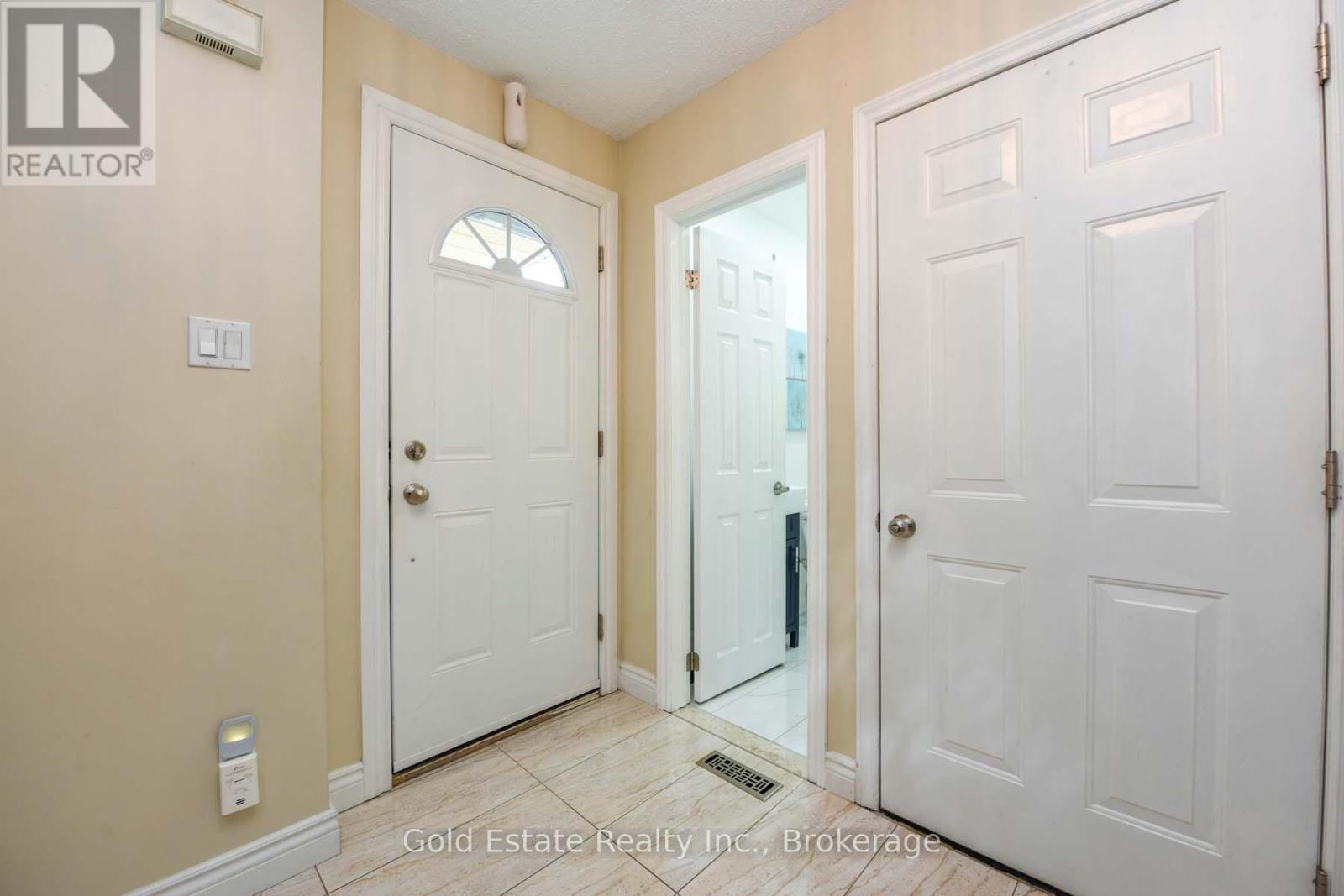 16 Langholm Court, Brampton, Ontario  L6Z 2Y1 - Photo 5 - W12299833