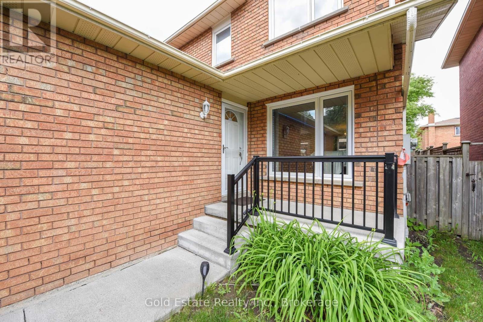 16 Langholm Court, Brampton, Ontario  L6Z 2Y1 - Photo 4 - W12299833