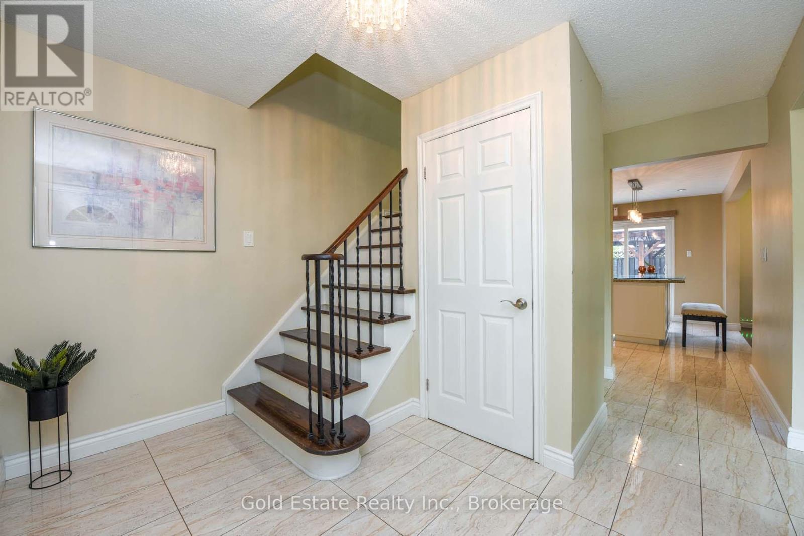 16 Langholm Court, Brampton, Ontario  L6Z 2Y1 - Photo 6 - W12299833