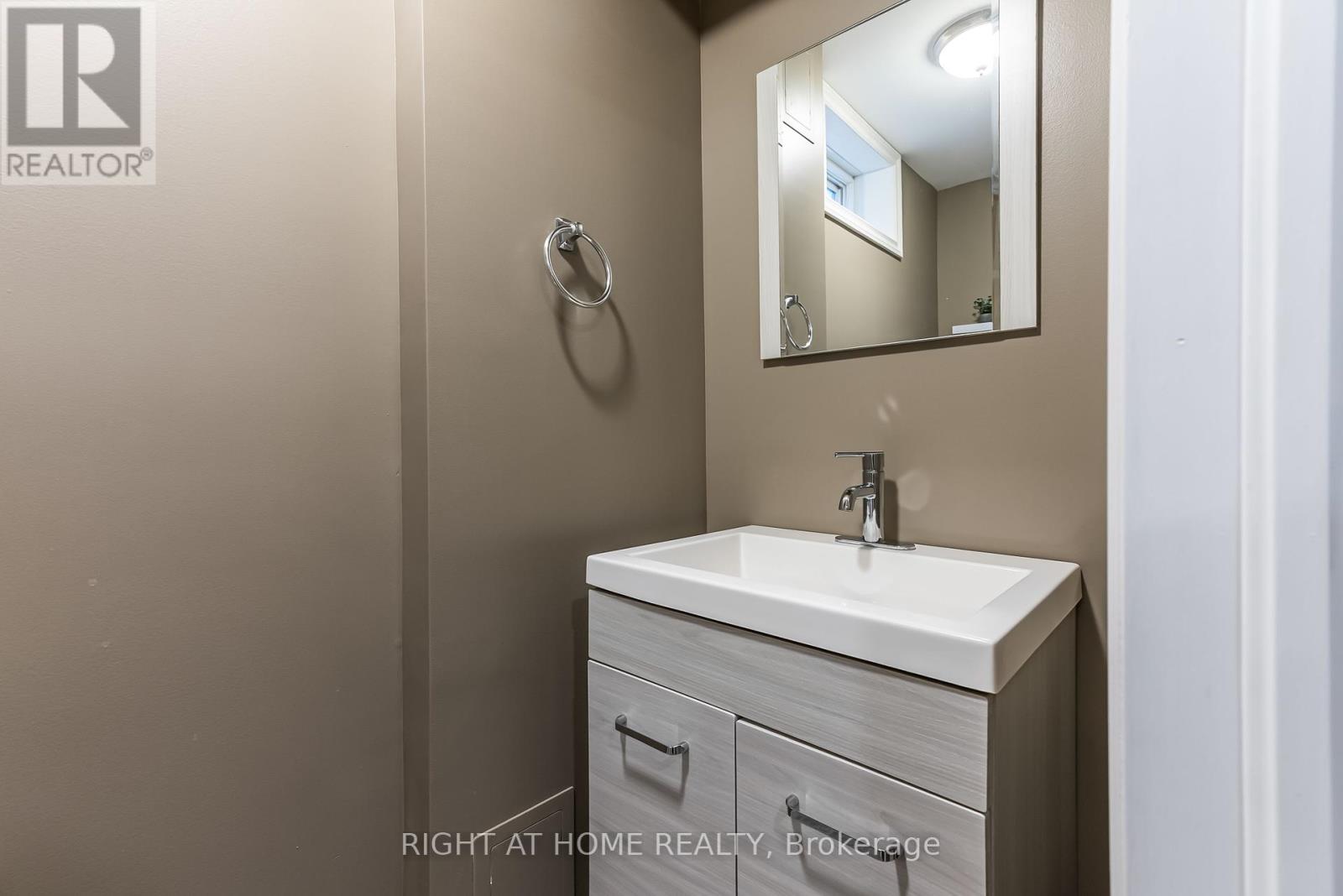25 Stoneglen Way, Hamilton, Ontario  L0R 1W0 - Photo 30 - X12436630