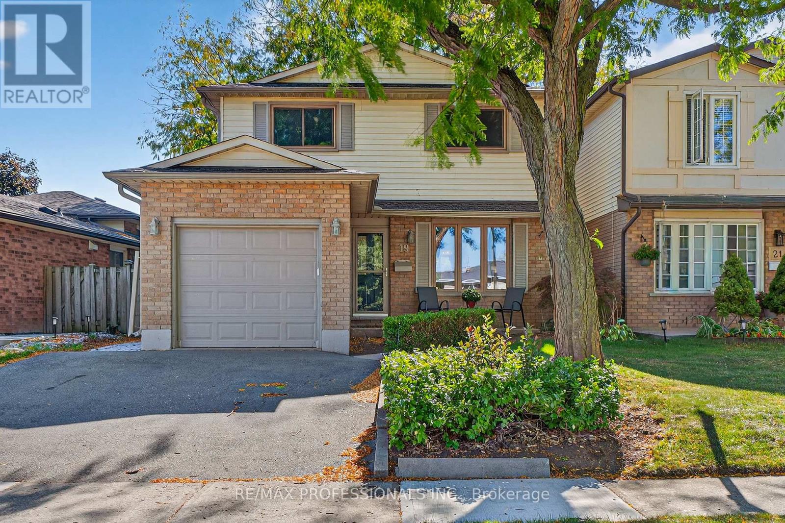 19 SALINA PLACE, Hamilton, Ontario