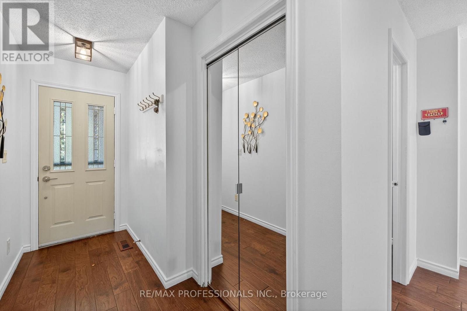 19 Salina Place, Hamilton, Ontario  L8G 4L4 - Photo 4 - X12436648