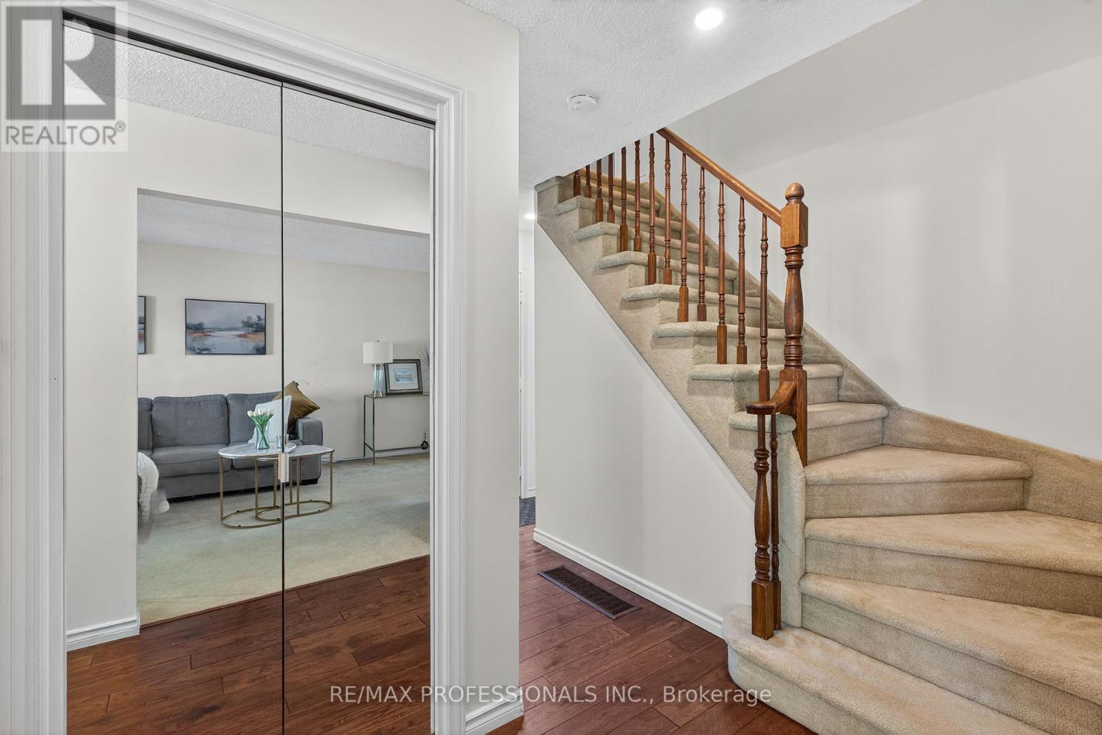 19 Salina Place, Hamilton, Ontario  L8G 4L4 - Photo 6 - X12436648