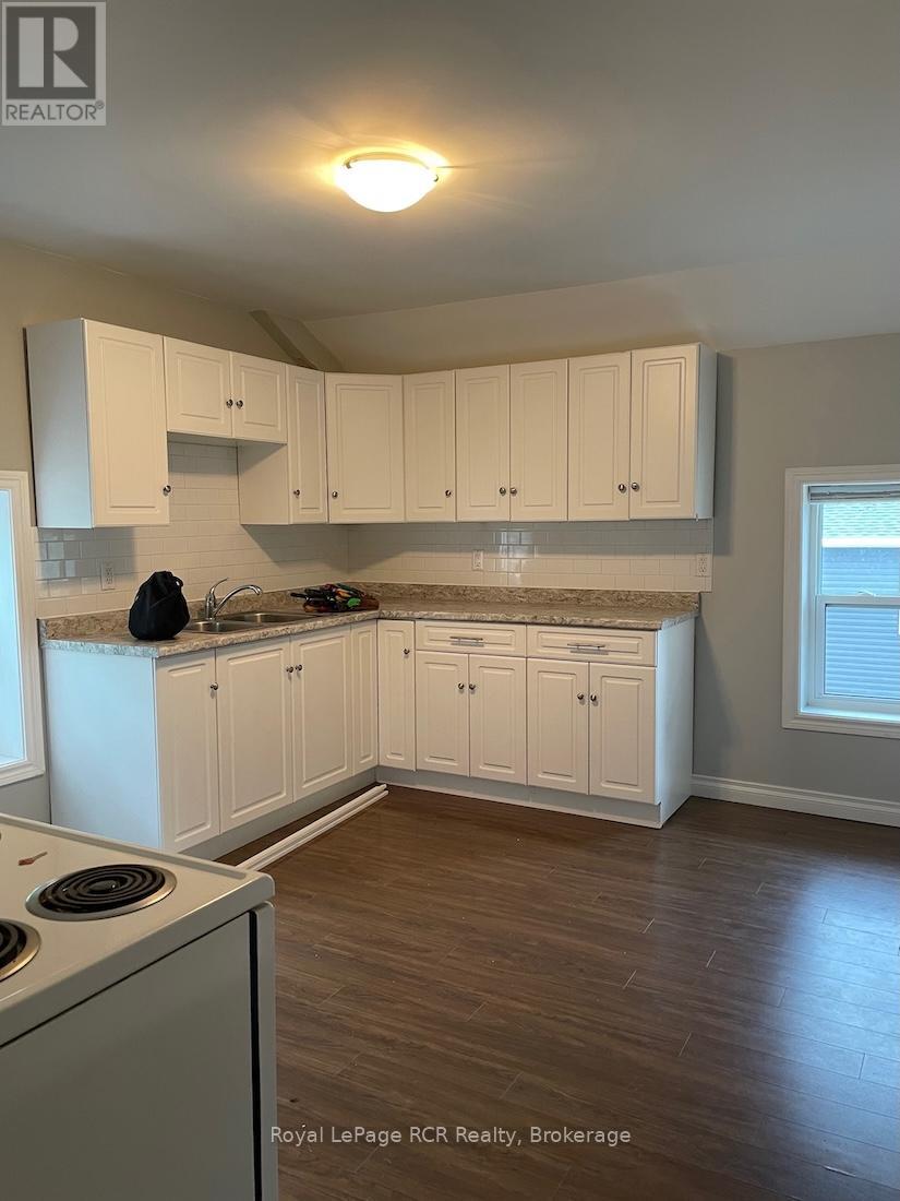 182 12th Street, Hanover, Ontario  N4N 1T8 - Photo 12 - X12436997