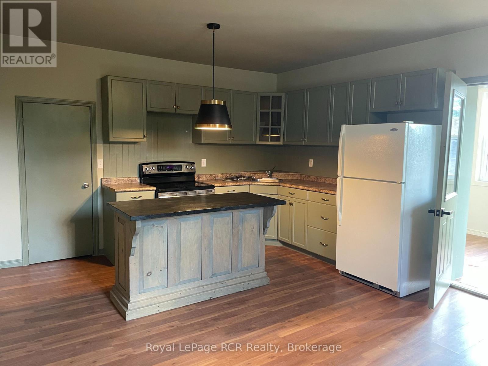 182 12th Street, Hanover, Ontario  N4N 1T8 - Photo 15 - X12436997