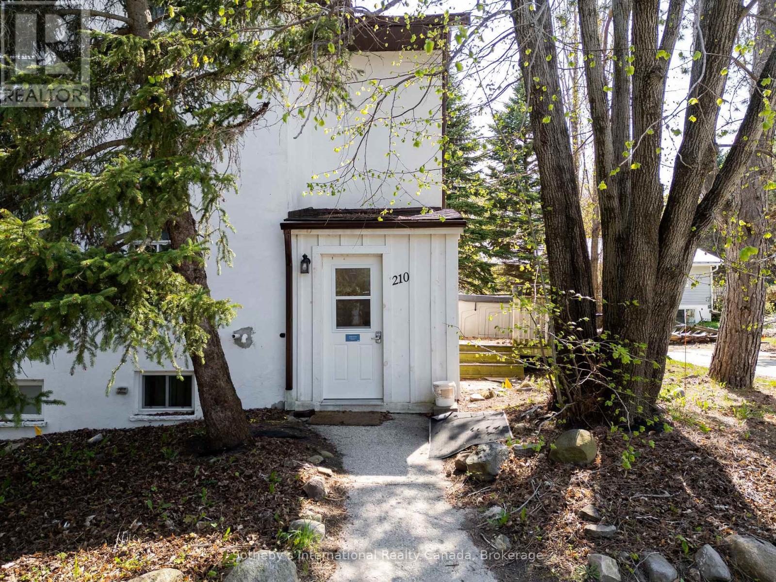 210 Arlberg Crescent, Blue Mountains, Ontario  L9Y 0M1 - Photo 2 - X12437070