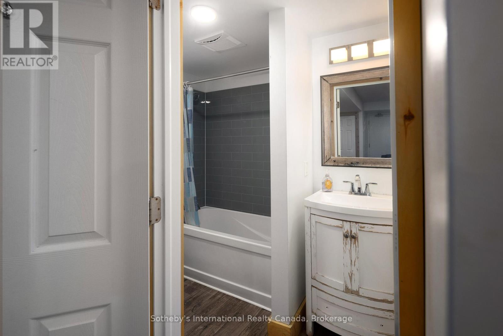 210 Arlberg Crescent, Blue Mountains, Ontario  L9Y 0M1 - Photo 27 - X12437070