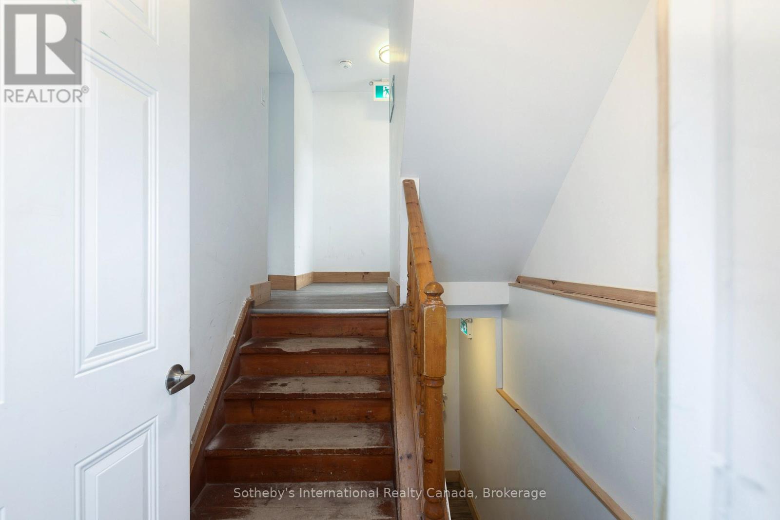 210 Arlberg Crescent, Blue Mountains, Ontario  L9Y 0M1 - Photo 3 - X12437070