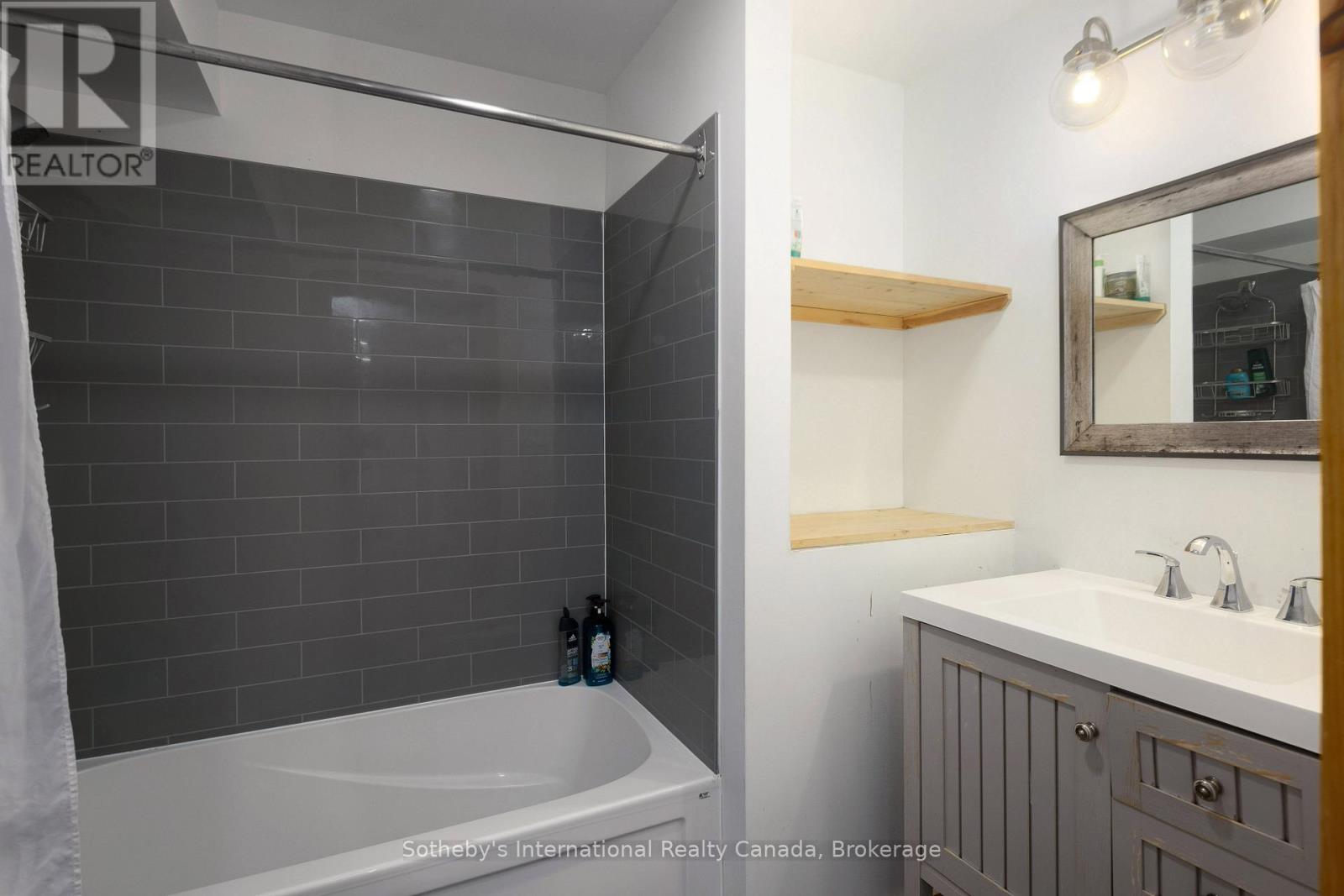 210 Arlberg Crescent, Blue Mountains, Ontario  L9Y 0M1 - Photo 8 - X12437070