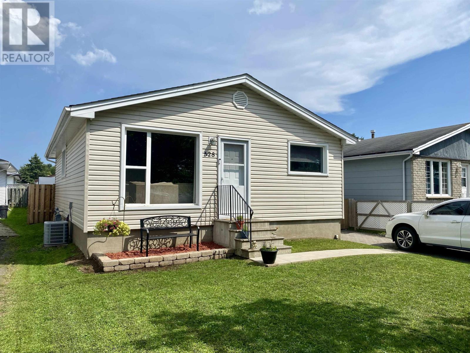 528 Simon Fraser Dr, Thunder Bay, Ontario  P7C 5B4 - Photo 2 - TB253017