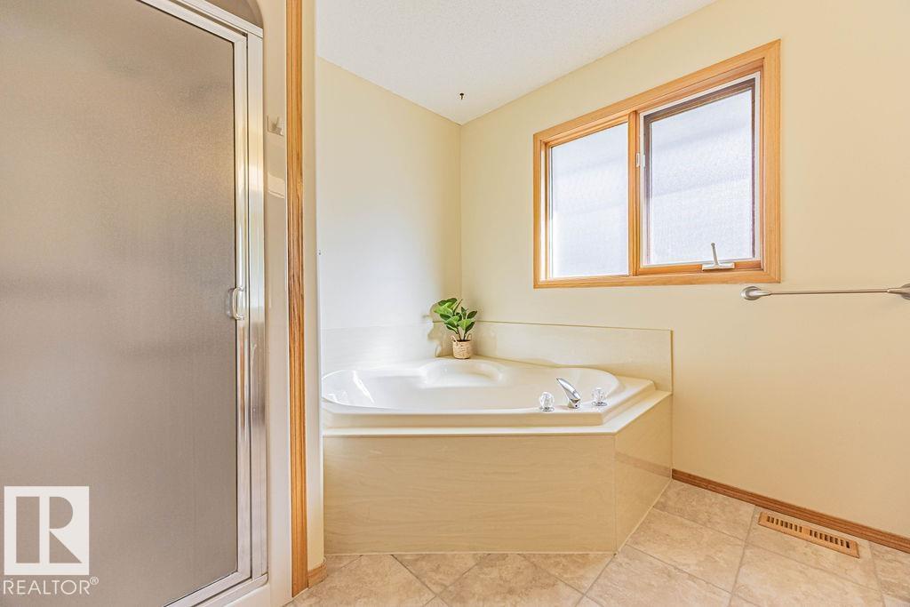 547 Twin Brooks Ba Nw, Edmonton, Alberta  T6J 6X3 - Photo 20 - E4460190