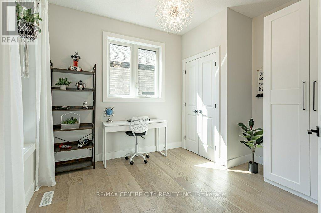 100 Foxborough Place, Thames Centre, Ontario  N0M 2P0 - Photo 9 - X12436975