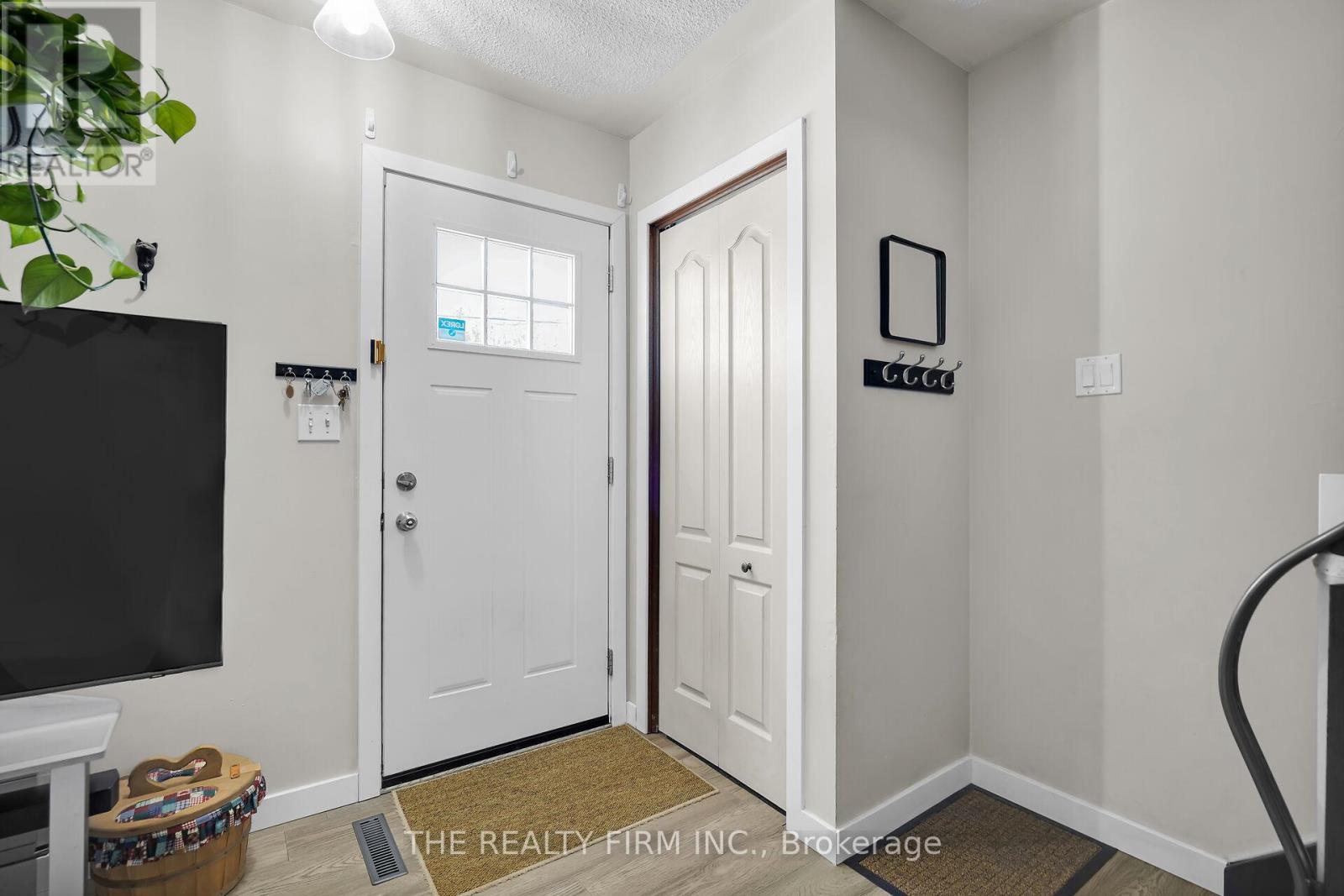 86 Mackay Avenue, London South, Ontario  N6J 2V6 - Photo 6 - X12437040