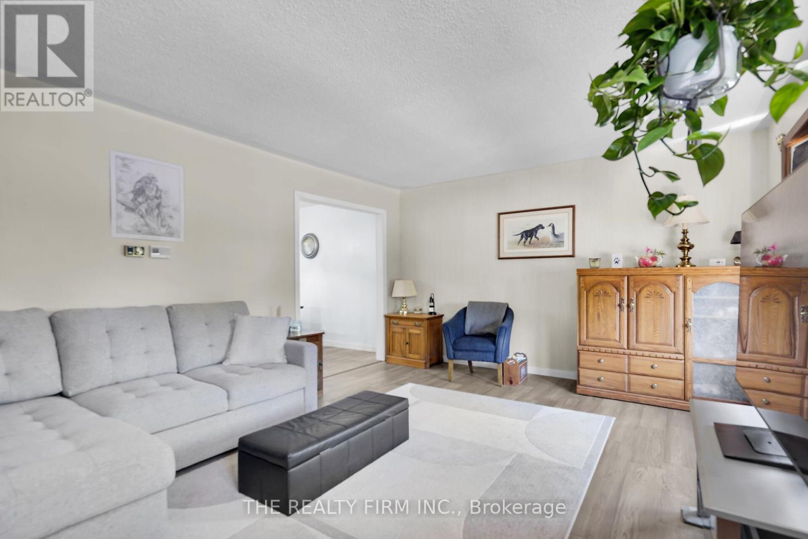 86 Mackay Avenue, London South, Ontario  N6J 2V6 - Photo 8 - X12437040