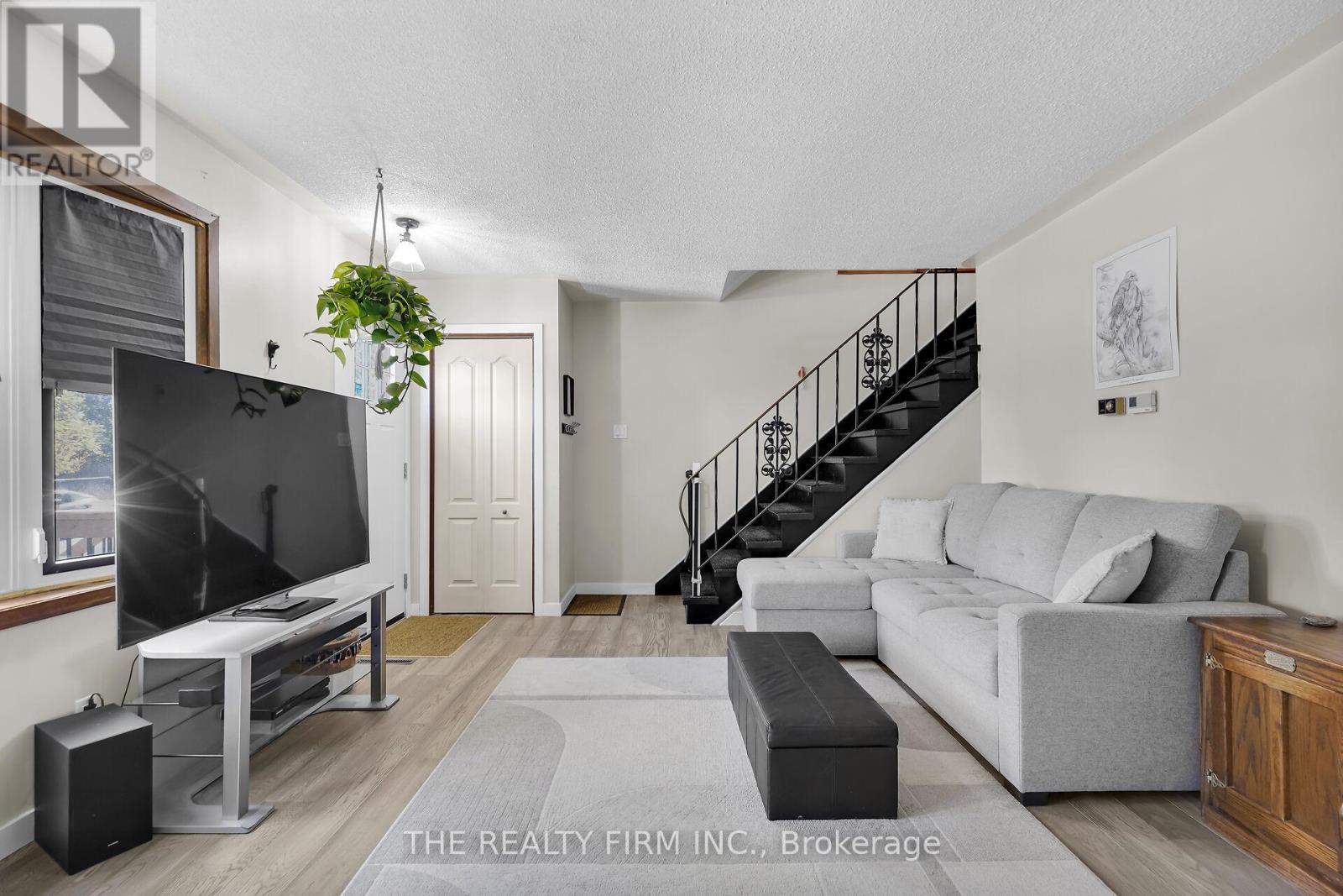 86 Mackay Avenue, London South, Ontario  N6J 2V6 - Photo 9 - X12437040