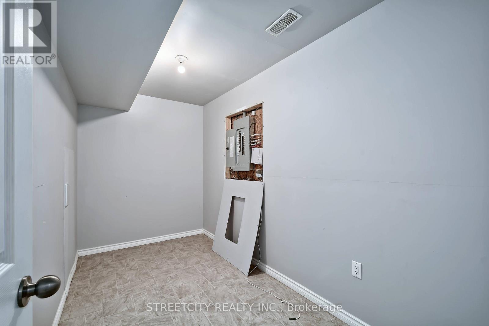 1966 Foxridge Crescent, London North, Ontario  N6G 5B4 - Photo 28 - X12437097