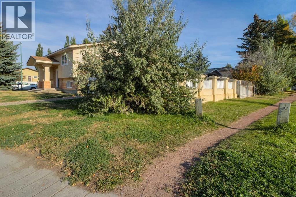 654 Columbia Boulevard W, Lethbridge, Alberta  T1K 5J9 - Photo 2 - A2259245