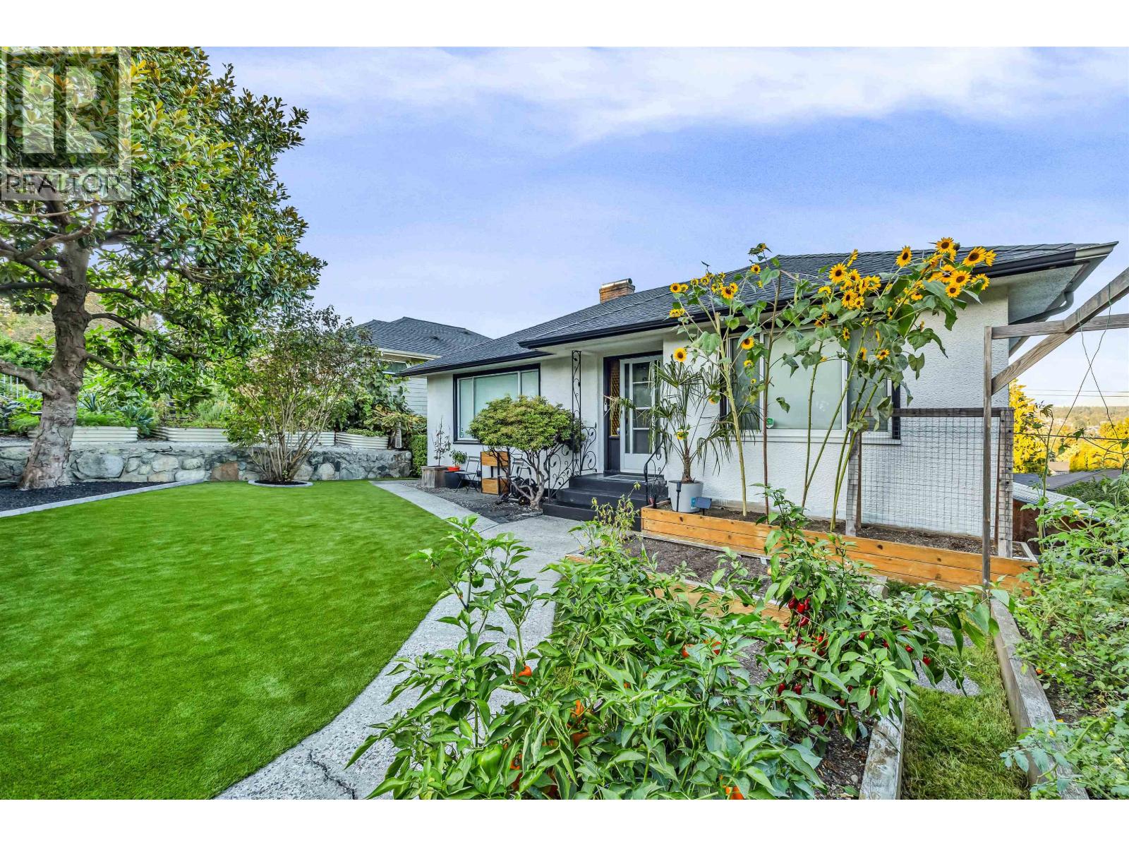 831 Surrey Street, New Westminster, British Columbia  V3L 4W3 - Photo 3 - R3053747