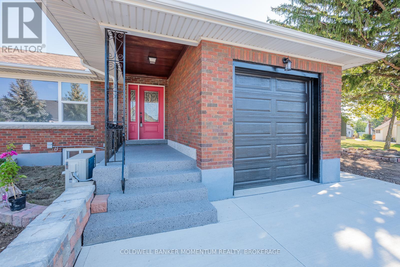 2 Foley Crescent, Thorold (Thorold Downtown), Ontario  L2V 2K8 - Photo 3 - X12437085