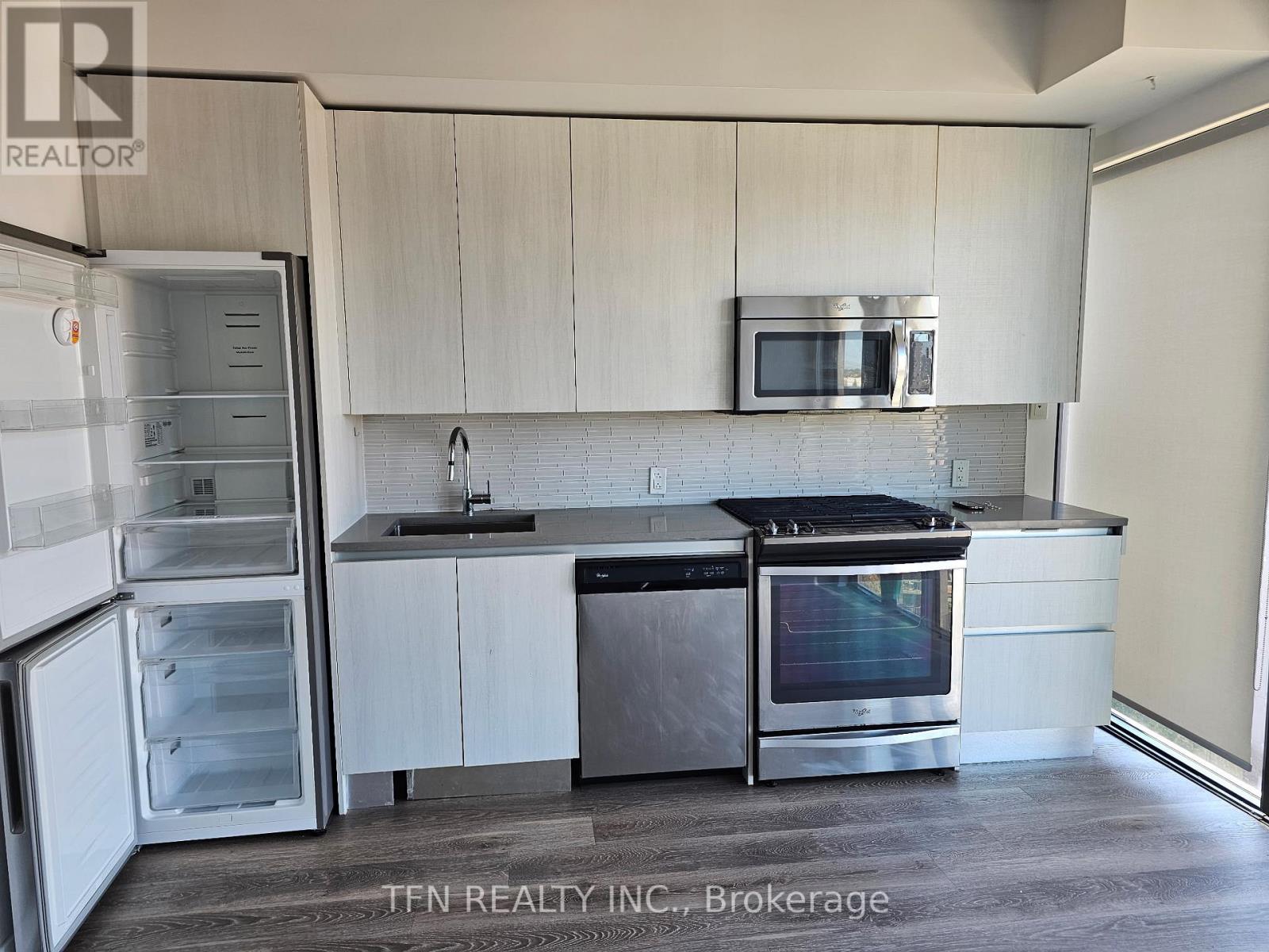 810 - 111 Bathurst Street, Toronto, Ontario  M5V 0M9 - Photo 2 - C12436851