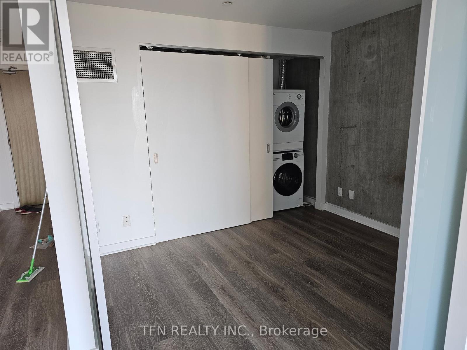 810 - 111 Bathurst Street, Toronto, Ontario  M5V 0M9 - Photo 4 - C12436851