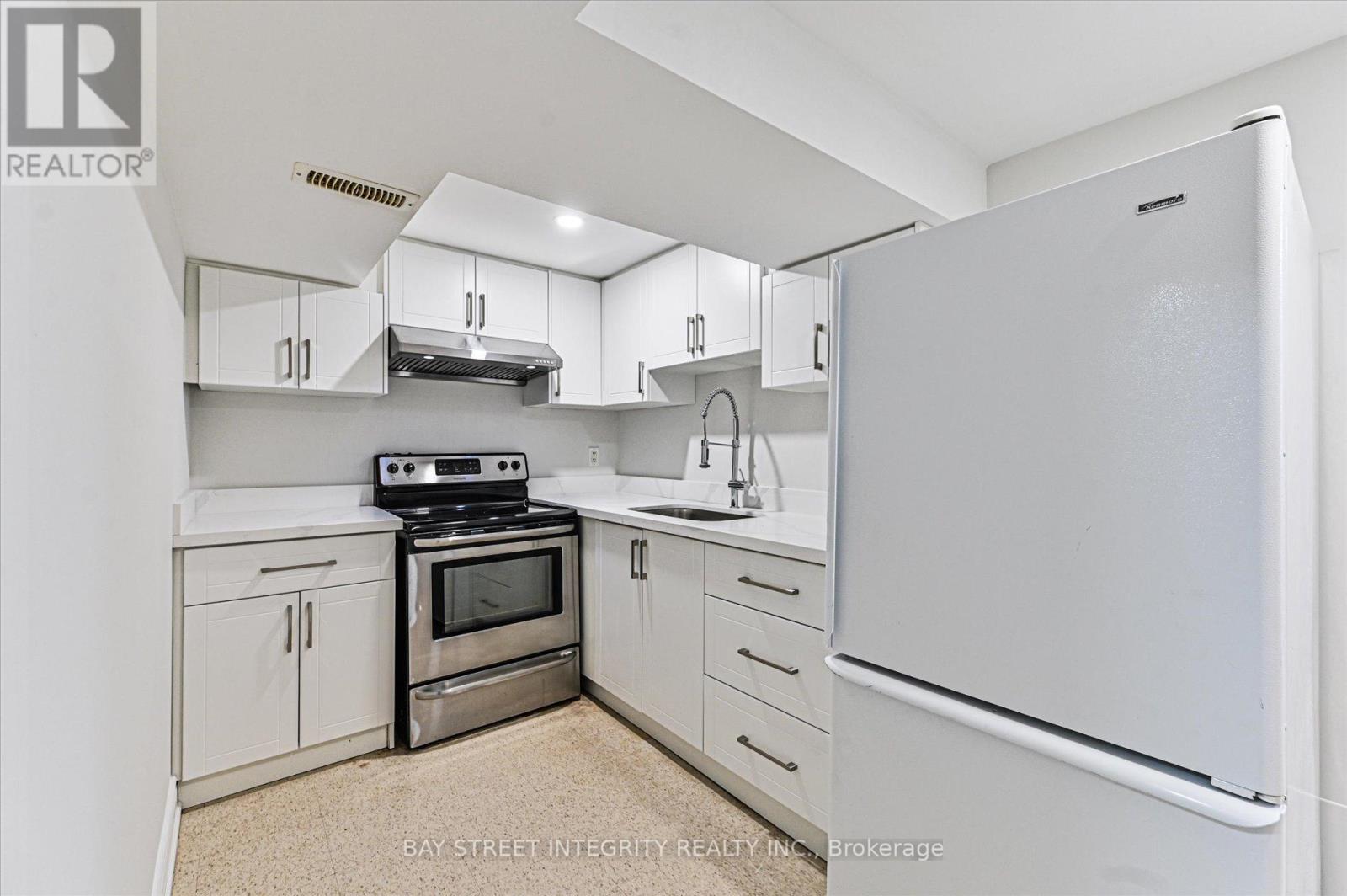 1 Caines Avenue, Toronto, Ontario  M2M 1G1 - Photo 27 - C12436915