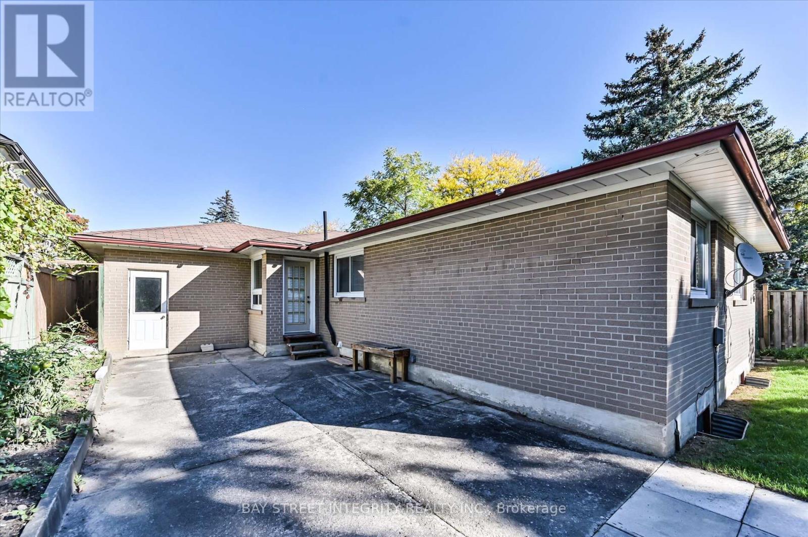 1 Caines Avenue, Toronto, Ontario  M2M 1G1 - Photo 37 - C12436915
