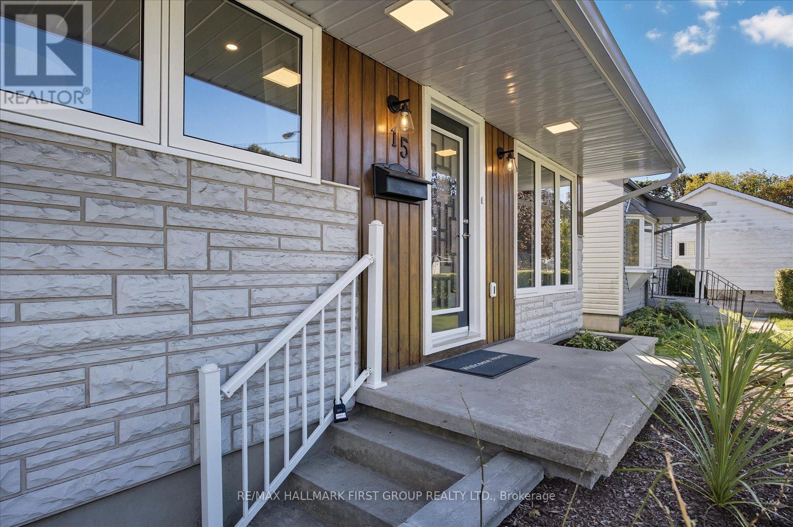 15 Pine Street, Ajax, Ontario  L1S 1X8 - Photo 3 - E12436696