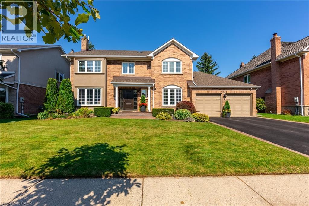 2049 Country Club Drive, Burlington, Ontario  L7M 3Z2 - Photo 2 - 40774962